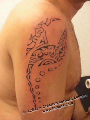 Tatouage-polynesien-epaule-raie-bulles